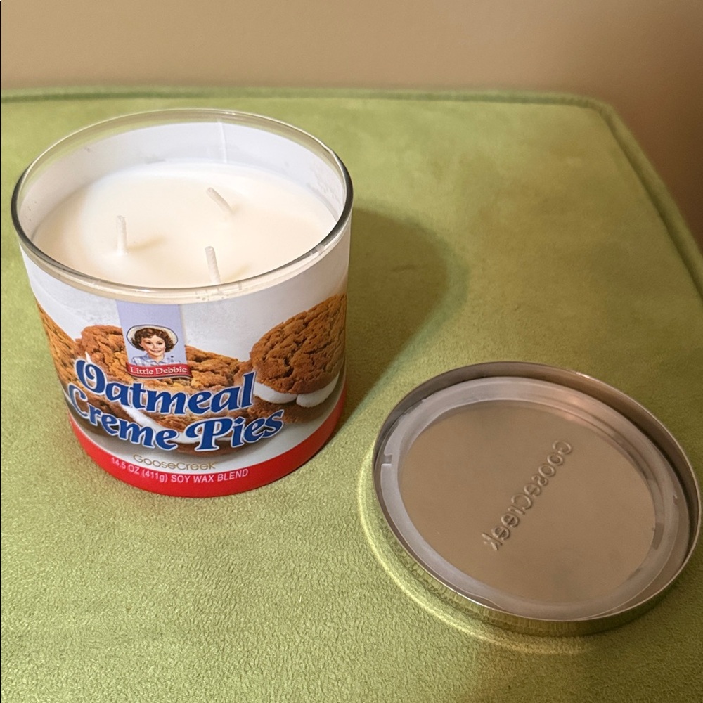 GooseCreek x Little Debbie Oatmeal Creme Pie Candle - Picture 9 of 10